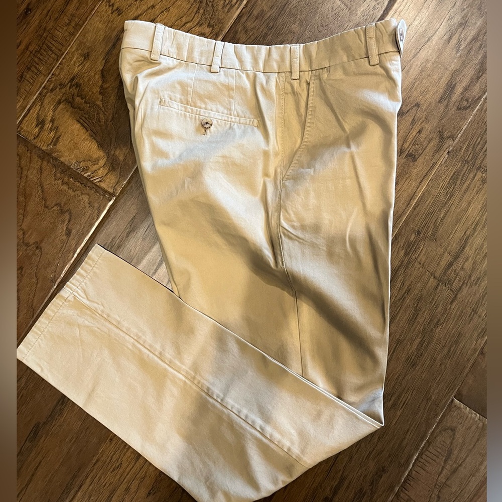 SUITSUPPLY. Men’s. Slim leg. Straight. Dress pants. Khaki. Size 34.